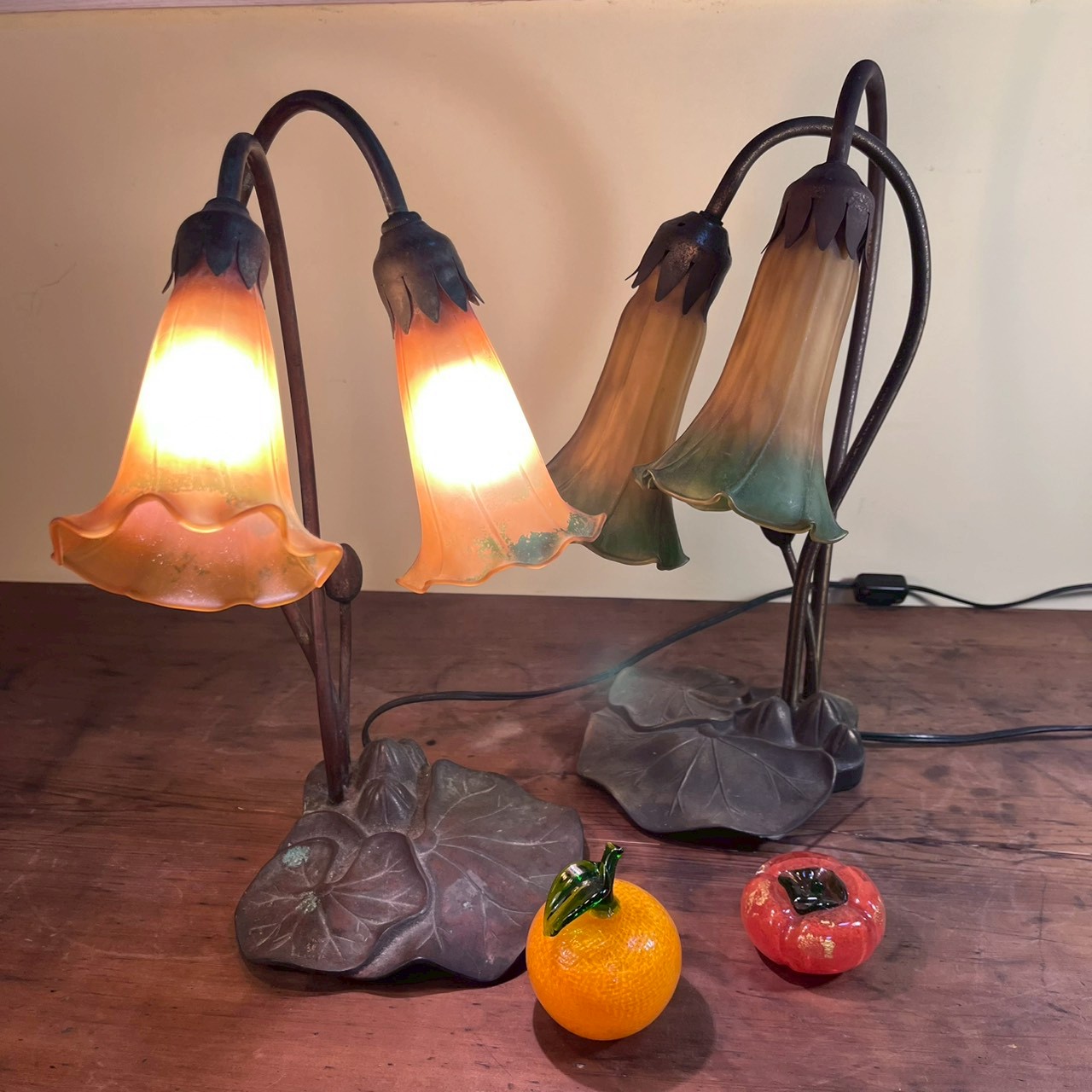 Art nouveau-style brass lamp with flower-flute shades 新藝術風格黃銅花形檯燈